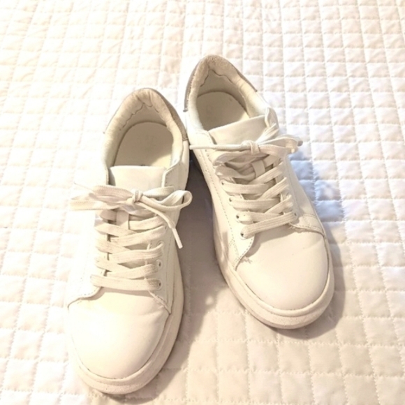 Time and Tru White Sneakers - Picture 2 of 8